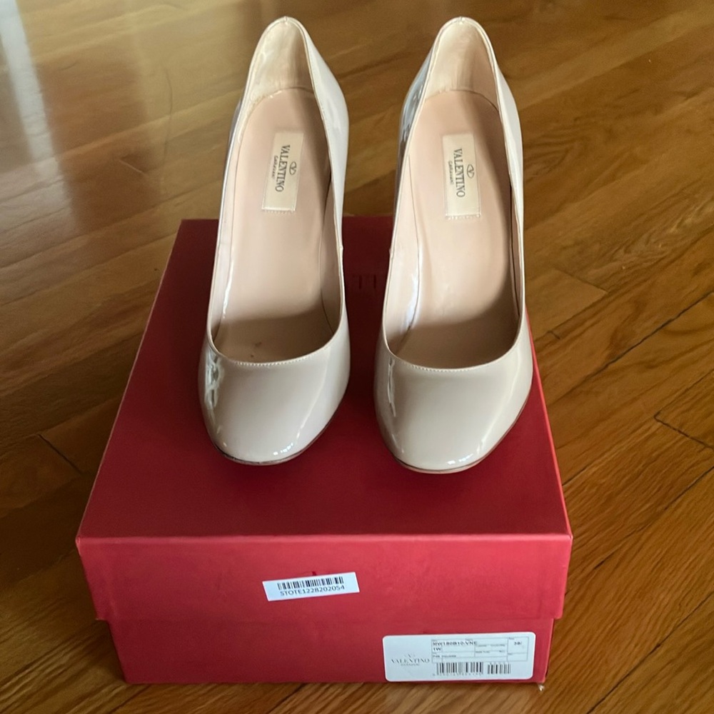 Valentino Beige Patent leather Heels Timeless Design